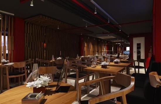 Gia Ngư (Gia Ngư, Hoàn Kiếm): Nhà hàng có thiết kế ấm cúng, với không gian yên tĩnh cho du khách trốn khỏi sự ồn ào, náo nhiệt của Hà Nội. Gia Ngư phục vụ nhiều món ăn của ẩm thực Việt Nam và ẩm thực phương Tây, với đội ngũ phục vụ chuyên nghiệp, thân thiện.