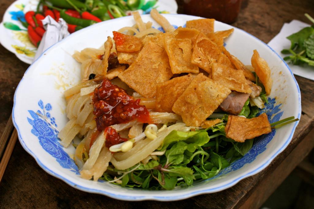 Quán rất nhỏ, đơn giản như một hàng cơm bình dân nhưng lại được mệnh danh là nơi có món cao lầu “ngon nhất Hội An”. Ảnh: cungphuot.info
