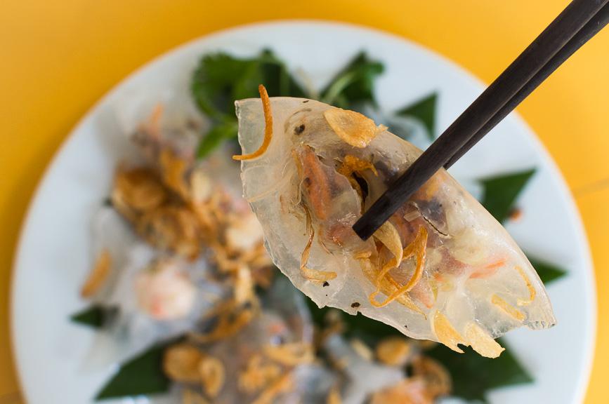 Bánh bao - bánh vạc là hai loại bánh có nguyên liệu cách làm gần giống nhau và thường ăn chung trên một đĩa bánh. Ảnh: funnelogychannel.com