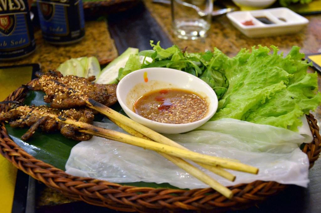 Bánh ướt cuốn thịt nướng được bán nhiều nhất ở bờ sông Hoài. Ảnh: Karenmode