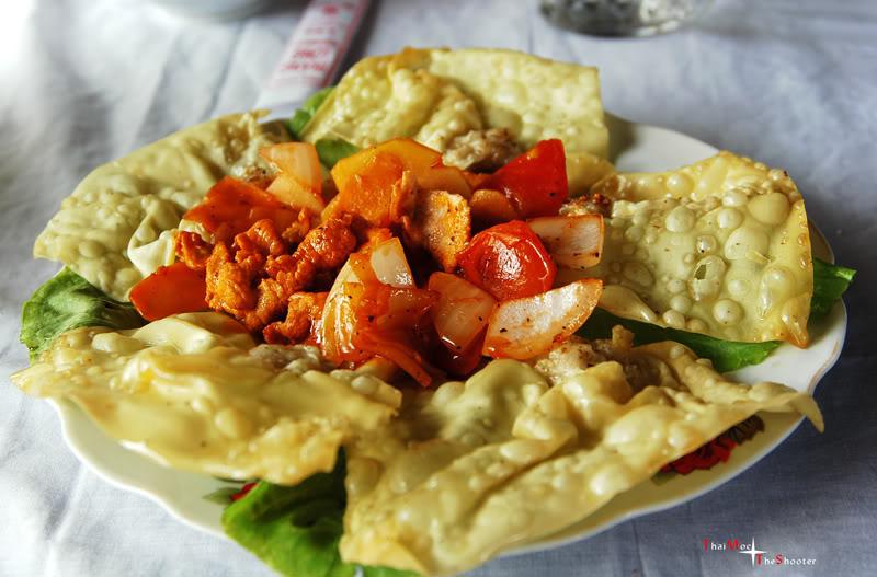 Hoành thánh là món ăn của người Hoa nhưng tồn tại ở Hội An khá lâu rồi nên cũng thường được coi là một trong những món đặc sản của Hội An. Ảnh: hoian24h