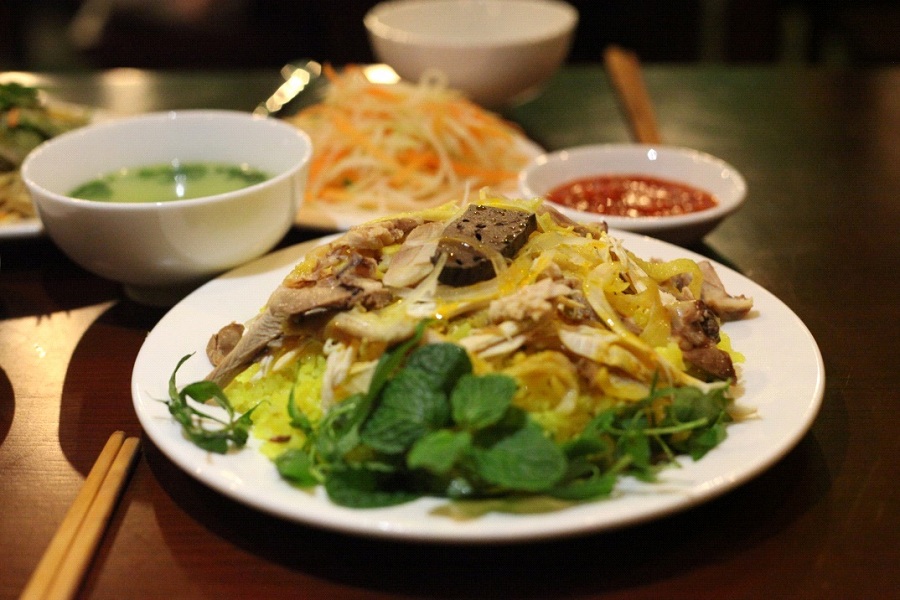 Cơm gà bà Buội là cái tên có mặt ở Hội An từ những năm 50 của thế kỷ 20. Ảnh: Báo Hải Quan