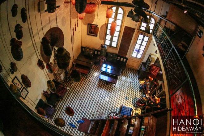 Hanoi House: Gần đối diện với Nhà thờ lớn Hà Nội, với một ban công lan can sắt cổ là lợi thế giúp khách tới Hanoi House có thể ngồi nhìn ra nhà thờ. Quán phục vụ các loại cà phê truyền thống của Việt Nam. Bên trong quán nhỏ, du khách có thể quan sát thấy những chi tiết trang trí đẹp mắt, mang đậm tính nghệ thuật, từ đồ treo trên trần cho tới gạch lát sàn.