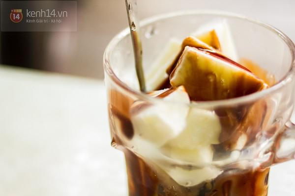 Dù mới nổi lên cách đây 3 - 4 năm, nhưng cũng đủ để sữa chua xắt miếng giúp Hàng Nón có tên trên địa chỉ ẩm thực của các bạn trẻ Hà Nội.
