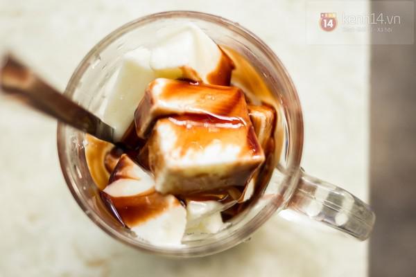 Sữa chua mềm xôm xốp, thêm ít bột cacao đắng nhẹ hay sốt chanh leo chua dịu