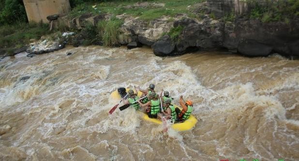 Vượt sông Lá Ba bằng xuồng: Ở dịch vụ này, các HDV kiêm huấn luyện viên sẽ hướng dẫn du khách vượt ghềnh ở sông Lá Ba (xã Xuân Thọ, TP Đà Lạt) bằng xuồng cao su. Sau khi hoàn thành việc hướng dẫn kỹ năng, một thuyền của huấn luyện viên chèo ở phía trước, thuyền của du khách theo sau. 3 tiếng là khoảng thời gian để du khách vượt 11 ghềnh đá đầy hiểm trở ở trò chơi này. Ảnh: Hoàng Tuấn.