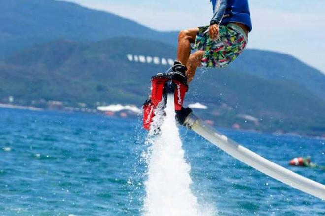 Flyboard có định nghĩa chính xác là một dụng cụ bay cá nhân, được thiết kế bởi Franky Zapata. Thiết bị này dùng một động cơ phản lực hút nước mạnh và đẩy ra với áp suất cực cao, tạo một lực nâng người sử dụng lên không trung từ 6-9 m. Ảnh: Hellonhatrang.