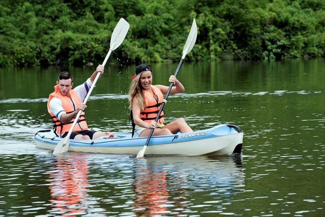 Chèo thuyền kayak vượt suối đòi hỏi cao về lòng can đảm, sự bình tĩnh, khả năng xử lý tình huống của người chơi. Giá thuê 100.000-200.000 đồng một giờ, tùy loại thuyền 1-2 hay 3 chỗ. Ảnh: KDLmadagui.