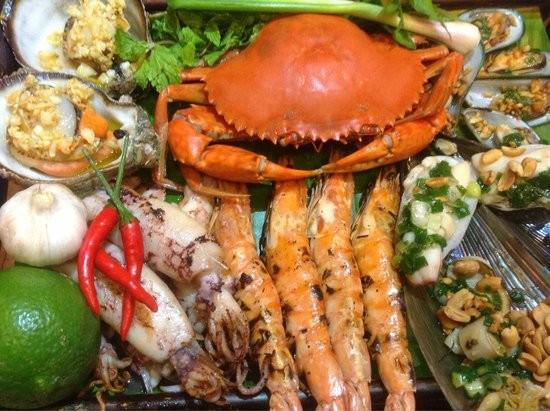 Thưởng thức hải sản: Hải sản Nha Trang nổi tiếng với độ tươi ngon, chủng loại phong phú và giá cả hợp lý. Du khách có thể thưởng thức các loại tôm, sò, ốc... cùng cốc bia mát lạnh tại các quán ăn trên đường bờ kè, đường Trần Phú, làng biển... Ảnh: Tripadvisor.