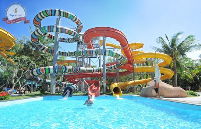 Thăm Vinpearl Land: Tới Nha Trang, du khách không thể bỏ qua khu vui chơi giải trí Vinpearl Land, với hệ thống cáp treo qua biển cùng nhiều trò chơi cảm giác mạnh thú vị. Ảnh: Vinpearlland.