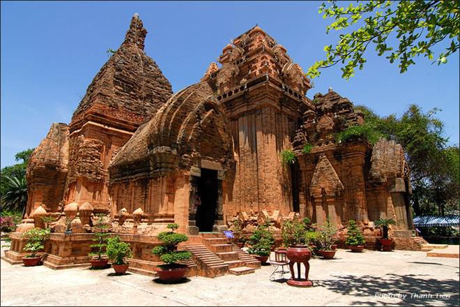 Thăm Tháp Bà Ponagar: Đây là quần thể kiến trúc Chăm Pa thuộc hàng quy mô nhất còn lại ở miền Trung Việt Nam, chứa đựng những giá trị lịch sử và văn hóa quan trọng. Các tòa tháp được xây bằng gạch rất khít, không thể nhìn thấy các mạch vữa. Khi tới đây tham quan, du khách cần mặc quần áo dài hoặc mượn áo lễ do ban quản lý tháp Bà phát miễn phí. Ảnh: Talkvietnam.