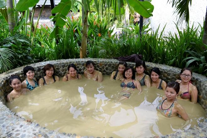Tắm bùn khoáng: Bùn khoáng ở Nha Trang chứa nhiều khoáng chất có tác dụng tốt cho da và sức khỏe. Được đắm mình trong nước khoáng nóng và bùn sau một ngày khám phá Nha Trang sẽ giúp xua tan mệt mỏi sau một ngày dài khám phá thành phố biển. Nha Trang có 3 điểm tắm bùn nổi tiếng là trung tâm Tháp Bà, Khu du lịch Trăm Trứng và I-Resort. Ảnh: Báo Khánh Hòa.