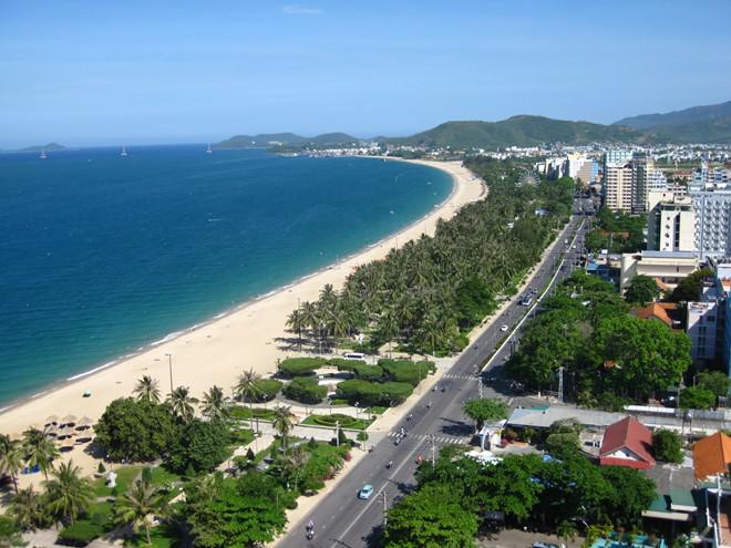 <strong>Đi xe máy dọc đường Trần Phú:</strong> Con đường ven biển tuyệt đẹp của Nha Trang cho du khách ngắm nhìn màu nước xanh biếc lấp lánh dưới ánh nắng, những giàn hoa giấy rực rỡ, các quán ăn độc đáo, tháp Trầm Hương... Bạn có thể thuê xe máy để vi vu dọc con đường này. Ảnh: Nicematin.