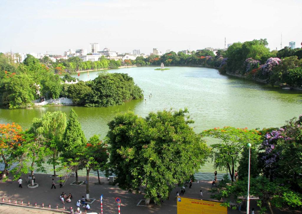 Toàn cảnh hồ Hoàn Kiếm nhìn từ trên cao.