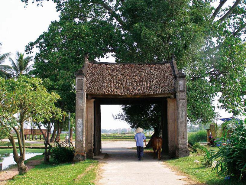 Đường vào làng cổ Đường Lâm.
