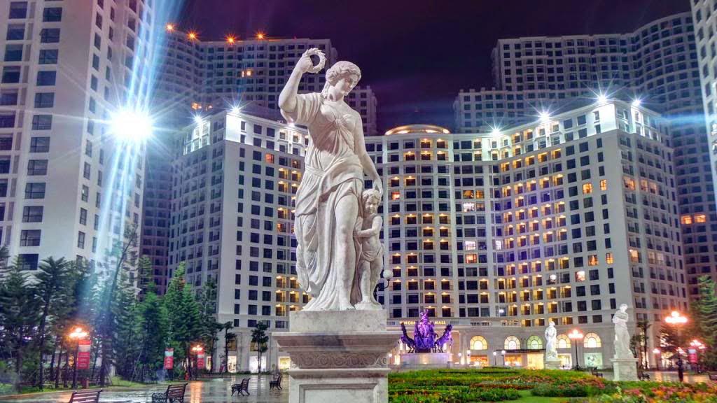 Bên ngoài của Vincom, Royal City.