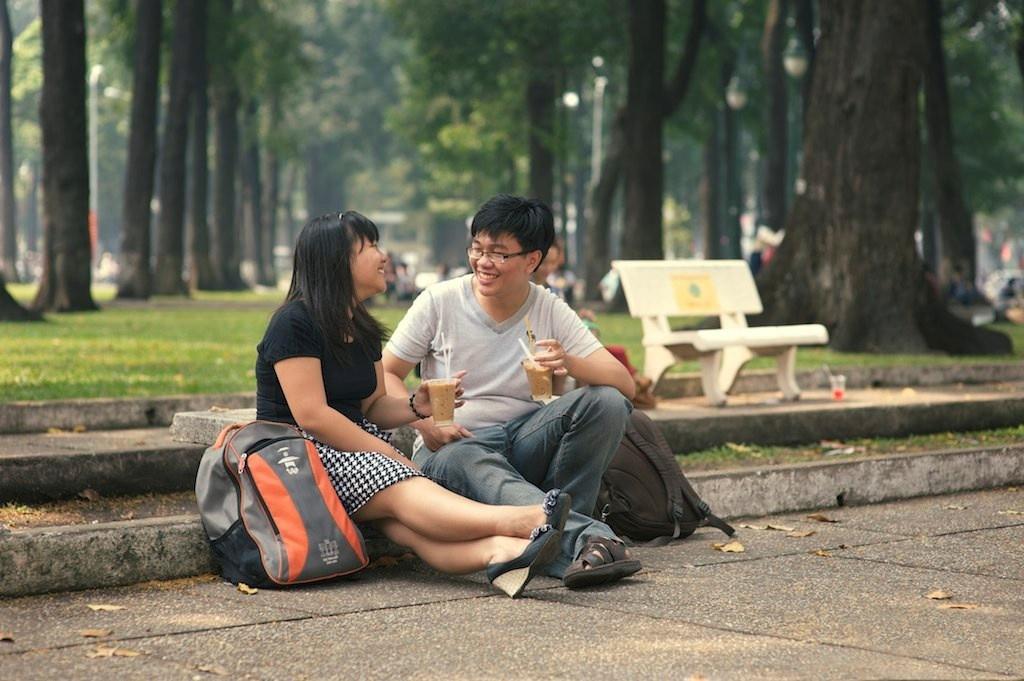 "Cà phê bệt" bên nhà thờ Đức Bà là nơi tụ tập quen thuộc của các bạn trẻ ở Sài Gòn. Ảnh: Vuong Tran