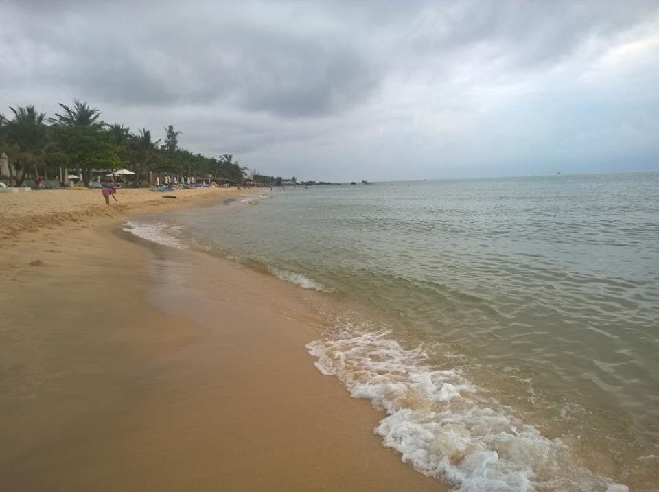 Bãi Bà Kèo: Bãi Bà Kèo - nằm ngay trung tâm thị trấn Dương Đông, đây cũng là bãi biển đẹp mà du khách nước ngoài ưa chuộng. Có thời kỳ một số khách sạn, resort đã rào chiếm bãi Bà Kèo gây cản trở, bức xúc cho người dân và khách du lịch muốn đến vui chơi tại bãi biển trên nhưng hiện nay đã bị dỡ bỏ.