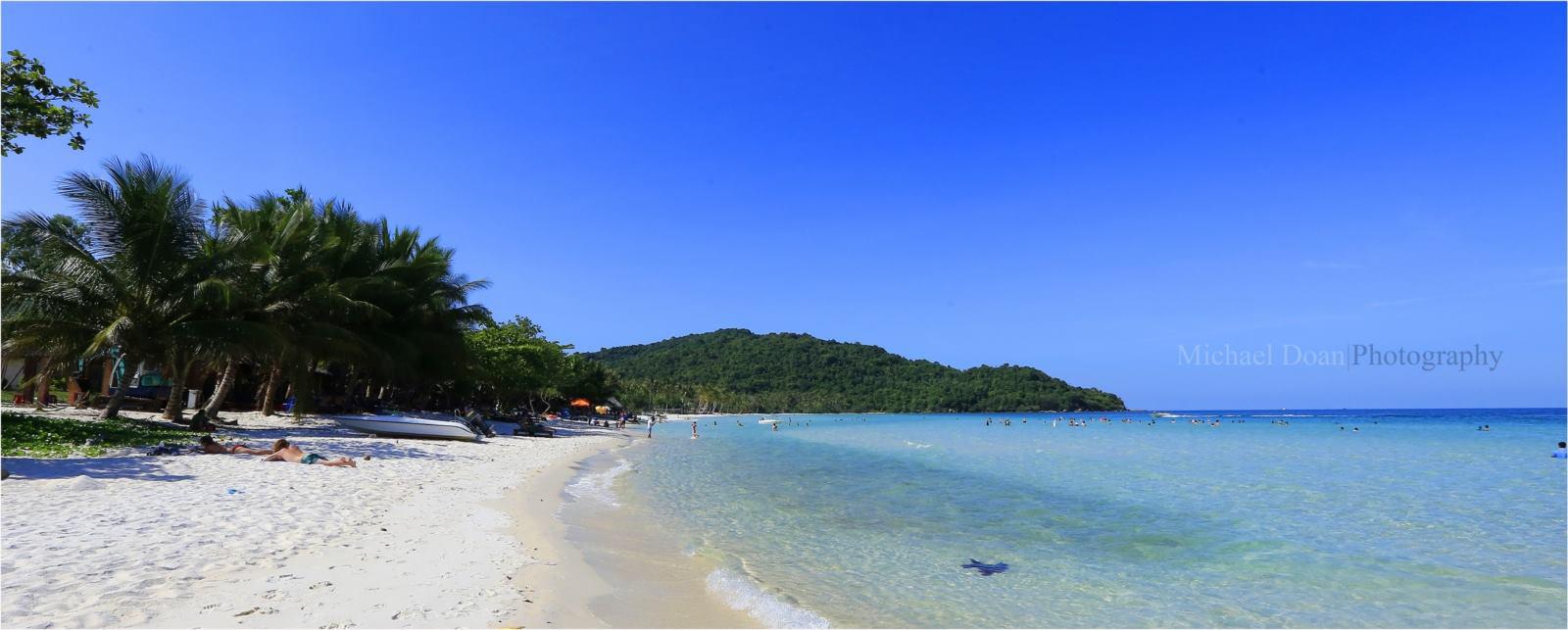 Bãi Sao: Được xem là bãi biển đẹp nhất Phú Quốc, cát biển ở Bãi Sao không mang màu vàng như biển Nha Trang, hay vàng đậm ngả sang nâu như biển Vũng Tàu, mà là màu trắng tinh và mịn như kem. Bãi Sao nằm gọn trong vòng tay trìu mến của hai dải núi thoai thoải mang đến không gian yên tĩnh và khí hậu trong lành.