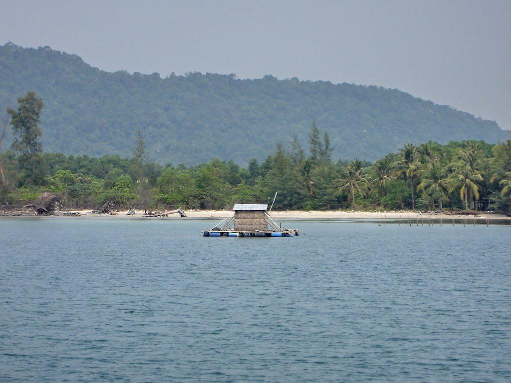 Bãi Vòng: Nằm ở làng chài Hàm Ninh, ra xa vài trăm thước mà vẫn còn cạn. Khi nước ròng, bãi cát mênh mông chạy tít ra xa, lúc nước lên, tràn ngập bãi, vào tận mé rừng. Đến bãi Vòng vào sáng sớm hay những đêm trăng thì mới thưởng ngoạn được hết vẻ đẹp của biển Phú Quốc.