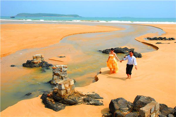 10. Biển Long Thủy: Biển Long Thủy nổi tiếng là một bãi biển đẹp, với sự kết hợp hài hòa mà độc đáo của phong cảnh thiên nhiên, bên những rặng dừa rợp bóng lướt dài trên những bãi cát mịn của bờ biển. Biển Long Thủy - Hòn chùa cách trung tâm thành phố Tuy Hòa khoảng 10km đường ô tô, đi về phía hường bắc. Nằm kề quốc lộ 1A, thuộc địa phận của Xã Phú An, thành phố Tuy Hòa. Từ lâu, bãi biển Long Thủy nổi tiếng là một bãi biển đẹp, cùng với sự kết hợp hài hòa mà độc đáo của phong cảnh thiên nhiên, bên cạnh những rặng dừa rợp bóng lướt dài trên những bãi cát mịn của bờ biển. Ảnh: ipcphuyen