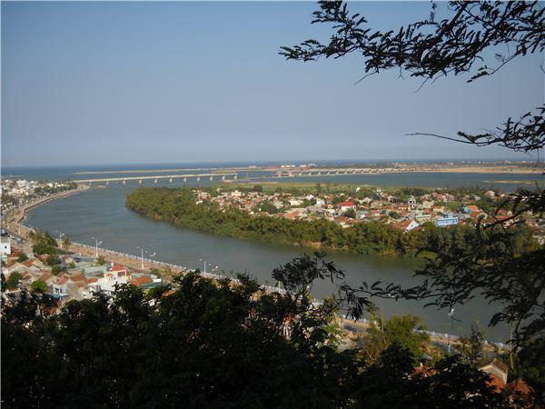 12. Sông Đà Rằng: Sông dài 374 km, chảy qua tỉnh Kon Tum, Gia Lai, chuyển sang hướng Tây Bắc-Đông Nam qua huyện Krông Pa (Gia Lai) rồi đi vào địa phận Phú Yên theo hướng Tây-Đông làm thành ranh giới tự nhiên giữa Sơn Hòa và Sông Hinh, giữa Sơn Hòa và Tây Hòa, giữa Tây Hòa và Phú Hòa, giữa Tây Hòa và thành phố Tuy Hòa rồi đổ ra biển Đông ở cửa biển Đà Diễn, phía Nam thành phó Tuy Hòa. Dọc theo sông Đà Rằng có nhiều danh lam thắng cảnh và di tích lịch sử. Cầu Đà Rằng qua sông này tại Tuy Hòa dài 1.512 m là cầu dài nhất miền Trung Việt Nam. Vùng hạ lưu sông Đà Rằng từ nhiều nghìn năm trước đã có nhiều bộ tộc cư ngụ. Di tích của các nền văn minh đồ đá từng tồn tại nơi đây vẫn còn được lưu giữ, điển hình là chiếc đàn đá Tuy An. Ảnh: Nguyễn Đông Sơn.