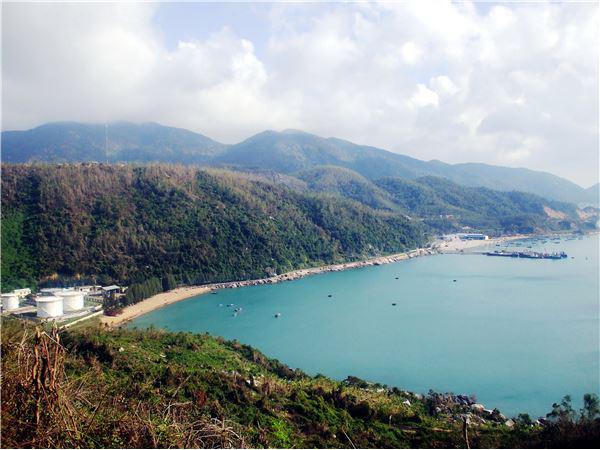 4. Vịnh Vũng Rô – Di tích tàu không số: Vũng Rô là một vịnh nhỏ nhưng xinh đẹp thuộc xã Hòa Xuân Nam, huyện Đông Hòa, tỉnh Phú Yên, nằm ngay sát rìa dãy núi Đèo Cả. Vịnh là ranh giới tự nhiên trên biển giữa Phú Yên với Khánh Hòa. Ven bờ biển Vũng Rô có nhiều bãi cát vừa và nhỏ. Một số bãi đẹp như Bãi Chùa, Bãi Bàng, Bãi Lau. Vũng Rô xưa kia là 1 địa chỉ tiếp nhận vũ khí bí mật từ miền Bắc chuyển vào qua những chuyến tàu không số lịch sử. Từ năm 1964 đến năm 1965, Vũng Rô đã tiếp nhận 4 chuyến tàu cập bến an toàn, đưa được hàng ngàn tấn vũ khí đạn dược chi viện cho chiến trường Nam Trung Bộ và Tây Nguyên. Ảnh: Bùi Thụy Đào Nguyên