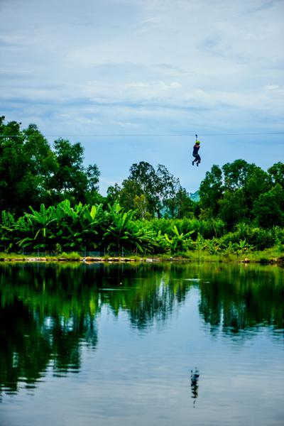 Highwire đạt kỷ lục trò chơi thăng bằng trên cáp lớn nhất Việt Nam. Trẻ em cao từ 1,1 m trở lên cũng có thể chơi trò chơi này. Giá vé 120.000 đồng cho một người một lượt. Ảnh: Suối khoáng nóng Alba Thanh Tân