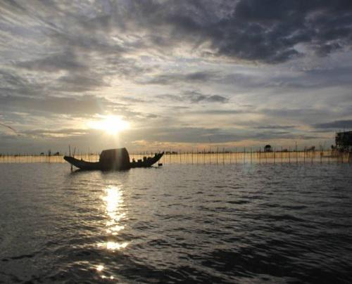 Hoàng hôn trên phá Tam Giang. Ảnh: Bảo Oanh.