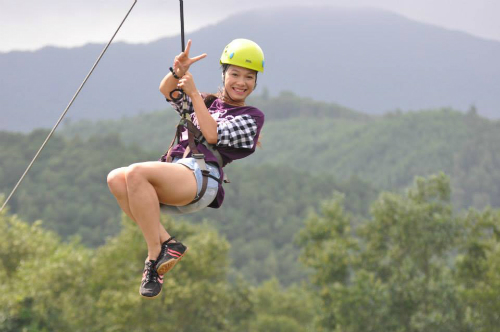 Trò chơi được xếp hạng Kỷ lục Việt Nam về Zipline tự do liên tục dài nhất cả nước. Giá vé: 80.000 đồng một người cho mỗi lượt chơi. Ảnh: Huế Tourist.
