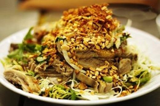 Từng miếng thịt vịt mềm mại được xé nhỏ nằm xen lẫn trong các loại rau, đậu phộng, tỏi phi. Bạn còn chờ gì mà không chấm ngay vào chén nước mắm pha mặn mặn ngọt ngọt? (Nguồn: Internet)