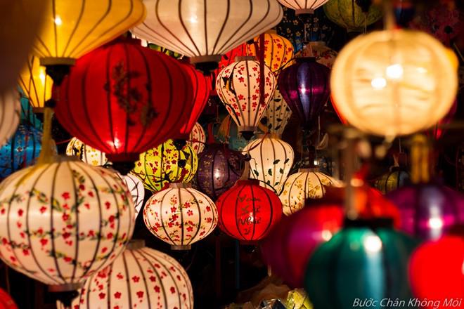 8. Phố đèn lồng: Nhắc đến Hội An chắc hẳn nhiều người sẽ nhớ đến những phố đèn lồng lung linh rực rỡ về đêm. Dưới đôi bàn tay tài hoa của những nghệ nhân địa phương, nhiều chiếc đèn lồng được tạo ra với đầy đủ màu sắc, kích cỡ. Đèn lòng xuất hiện trên khắp con phố và trong các cửa hàng, được làm khá bắt mắt và gọn nhẹ nên rất thích hợp cho du khách mua về làm vật kỷ niệm.