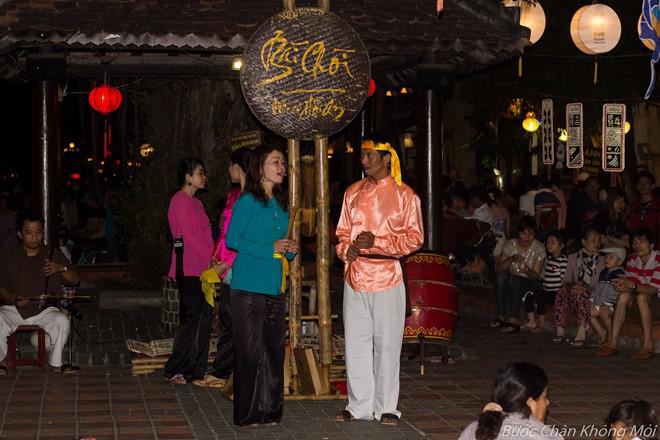 13. Chơi hội Bài Chòi: Trải nghiệm thú vị khác nữa khi đến Hội An là tham gia hội bài chòi. Đây là sân chơi quen thuộc của người dân và khách du lịch. Vào các tối, khi đã đi dạo một vòng, bạn nên về khoảng sân bên cầu sông Hoài thưởng thức những giai điệu cổ của bát bài chòi.