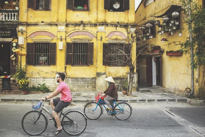 2. Đạp xe khám phá phố cổ: Đạp xe khám phá các ngóc ngách phố cổ quả là một điều thú vị khi đến đây. Buổi sớm và chiều tối, thời tiết rất dễ chịu, là thời điểm phù hợp để bạn thuê một chiếc xe đạp với giá 40.000 đồng một ngày, rồi dạo chơi khắp những con phố, hẻm nhỏ, chạy xe dọc bờ sông Hoài hay xa hơn là những cánh đồng lúa xanh mướt đương thì con gái, đến biển Cửa Đại (cách phố cổ 5 km). 