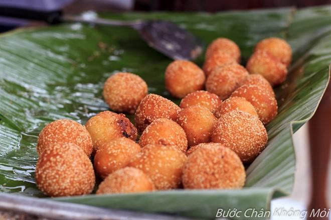 4. Thưởng thức những món ăn vỉa hè: Lang thang khắp các con phố của Hội An, bạn sẽ bắt gặp những món ăn vỉa hè ngon và rẻ. Hãy ngồi lại nghỉ chân và thưởng thức hương vị đặc biệt và thơm ngon của những món như bánh ram trong hình