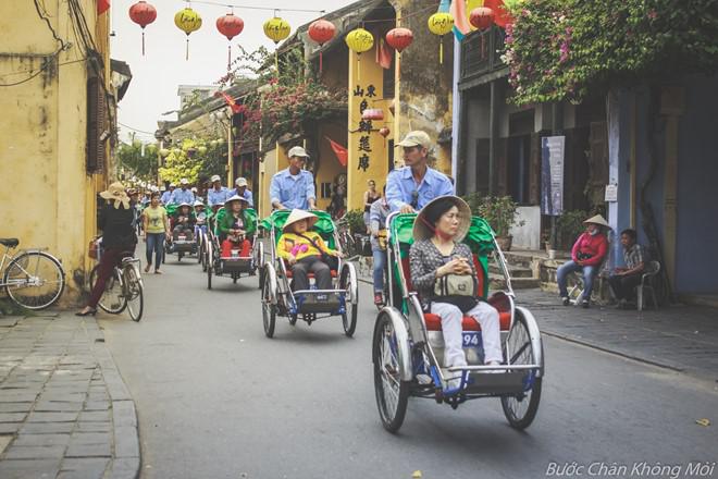 5. Đi xích lô ngắm nhìn phố cổ: Nếu ngại đi bộ hay đạp xe, bạn nên chọn xích lô làm phương tiên di chuyển để khám phá phố cổ Hội An. Xích lô đã trở thành “thương hiệu” nổi tiếng, được nhiều du khách biết đến chứ không bị đi vào quên lãng như những nơi khác. Đây sẽ là một trải nghiệm khá thú vị đối với bạn.