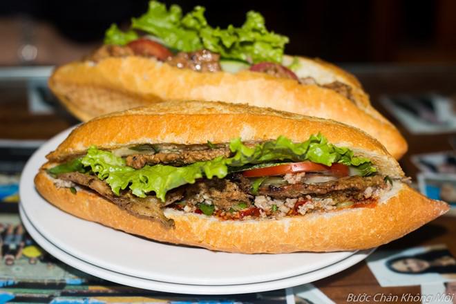 7. Thưởng thức món bánh mì ngon nhất thế giới ở Hội An : Bánh mì Hội An được David Farley - phóng viên đài BBC chuyên viết về du lịch và ẩm thực nhận xét là “bánh mì kẹp ngon nhất thế giới”. Những lát thịt lợn nướng thơm phức, pate, dưa leo cùng các loại rau và nước sốt thịt đặc trưng khiến bánh mì Hội An vô cùng thơm ngon, hấp dẫn. Ở phố cổ có hai tiệm mì rất nổi tiếng là bánh mì Phượng (ở đường Phan Châu Trinh) và bánh mì Madam Khanh (đường Trần Cao Vân) .