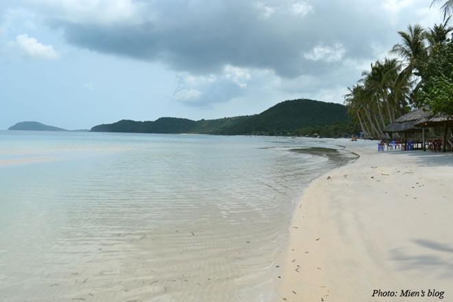 11. Bãi Sao dài 7 km, sở hữu bờ cát trắng mịn, dáng cong thoai thoải. Đây là bãi biển đông du khách nhất Phú Quốc. Bãi Sao cách thị trấn Dương Đông khoảng 30 km. Ảnh: Mien's blog.