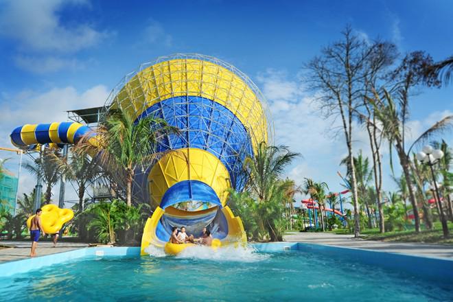 15. Vinpearl Land Phú Quốc khai trương cuối năm 2014 với diện tích 170.000 m2 tại Bãi Dài. Khu vui chơi gồm có công viên nước, thủy cung, khu vui chơi ngoài trời, khu vui chơi trong nhà, rạp chiếu phim, lâu đài cổ tích… Ảnh: Vinpearlland.