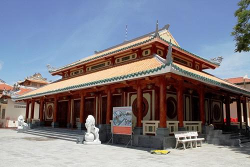 2. Đền thờ Nguyễn Trung Trực được người dân xây dựng để tưởng nhớ ông. Đền thờ Cách Dương Đông 25 km hướng đi Gành Dầu. Ảnh: Phuquocnews.
