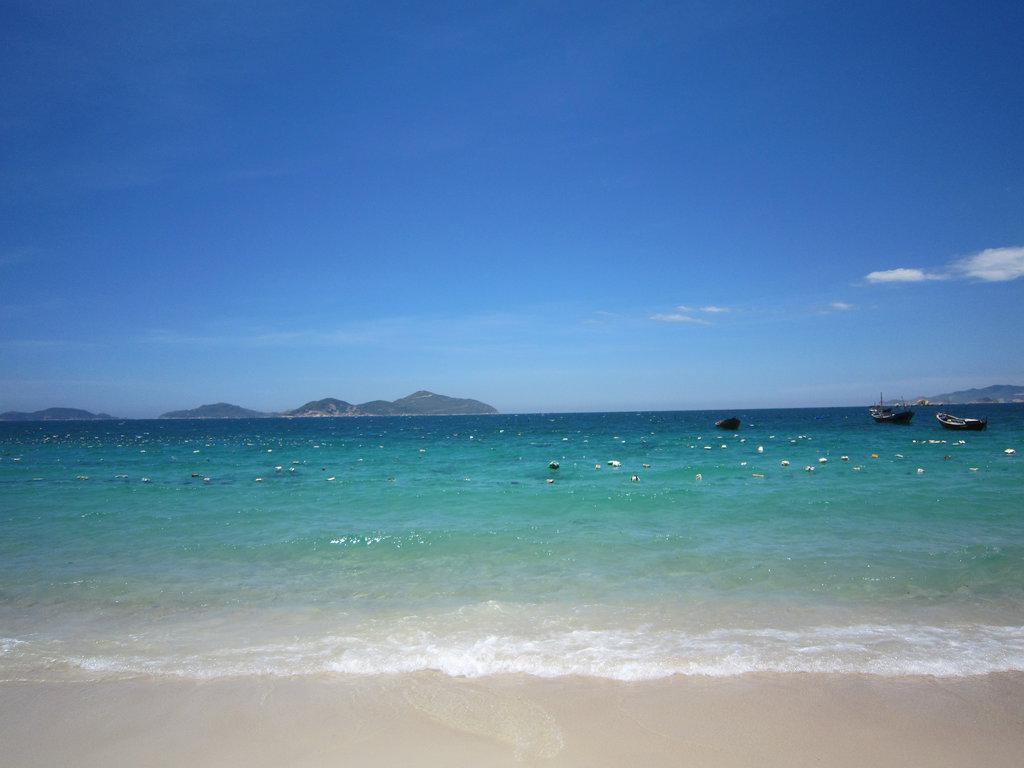 11.Bãi Ngang – Bình Lập: là bãi biển nằm phía trước Villa Đảo Hoa Vàng. Vì đặc điểm nước trong và sạch nên bãi này người dân giăng rất nhiều lưới để nuôi tôm. Ảnh: yomiuu.deviantart