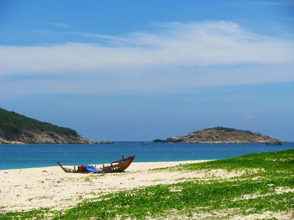 12.Bãi Lao – Bình Lập: một bãi biển đẹp và hoang sơ dài đến mười cây số, quanh năm sóng êm vì kín gió, nước trong xanh nhìn thấy tận đáy. Bãi Lao nằm trong một vòng cung khác tiếp nối với Bãi Ngang tạo nên bờ biển có hình chữ ômêga rất ngoạn mục. Ảnh: ST