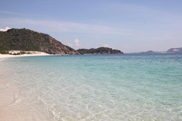 13.Bãi Cồn – Bình Lập: thuê tàu ra bãi Cồn bạn sẽ thấy nơi này đúng chất hoang sơ, không một bóng người, nước trong vắt, cát trắng tinh. Đây cũng là nơi được nhiều người so sánh là Maldives của Việt Nam. Ảnh: Tư Quậy