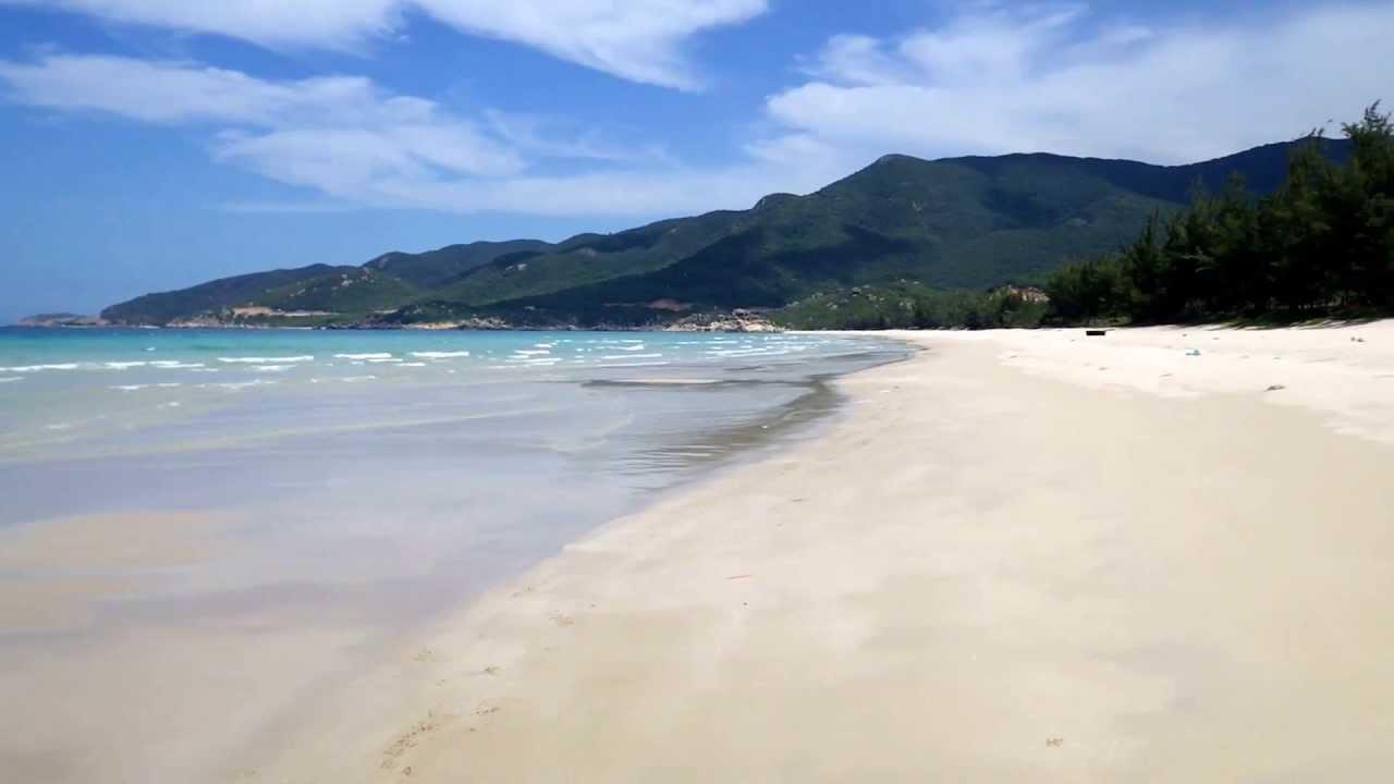 14.Bãi Bình Tiên – Bình Tiên: bãi Bình Tiên khá đẹp, cát trắng trải dài, biển trong xanh và rất sạch. Do được che phủ bởi nhiều quả núi xung quanh nên biển ở đây tĩnh lặng, không gian rất thích hợp cho bạn tận hưởng cảm giác bình yên. Ảnh: Seven Robinson