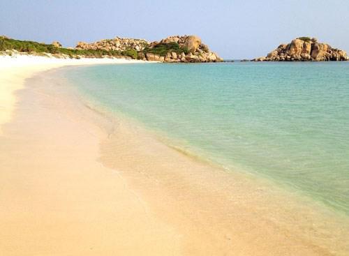 6.Bãi Sa Huỳnh – Bình Ba: phải đi tàu ra khá xa so với những bãi biển khác vì nó nằm thuộc một đảo nhỏ khác. Bãi Sa Huỳnh là một bãi cát dài trắng muốt, nước trong xanh, nếu không định vị được không gian bạn sẽ tưởng mình như lạc vào một trong những bãi biển đẹp nhất hành tinh ở xứ trời Tây. Ảnh: Tú Nghi