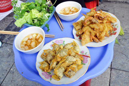 Giá một đĩa há cảo chiên và bánh tôm là 26.000 đồng. Quán mở cửa từ 14h hàng ngày. Ảnh: Vân Anh.