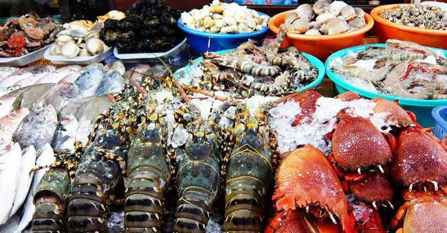 Hải sản phong phú ở chợ đêm. Ảnh: doisongphapluat