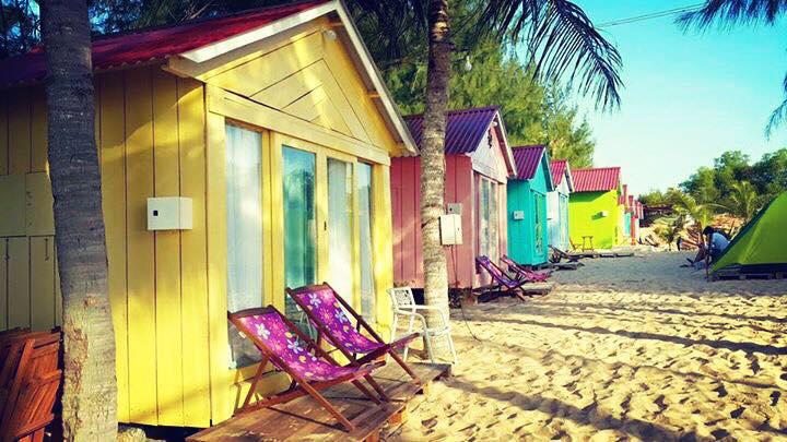 Những ngôi nhà đầy màu sắc. Ảnh: FB Cocobeachcamp