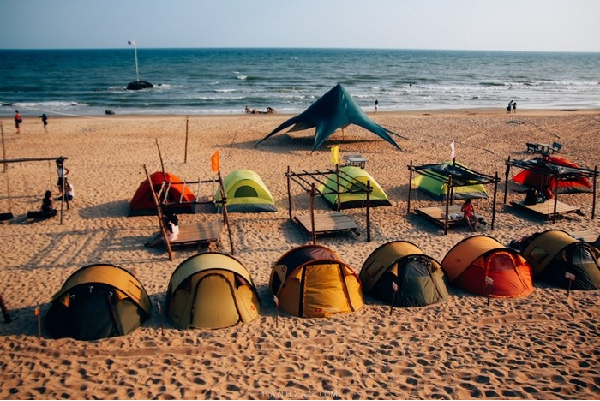 Lều ngủ sát bãi biển.Ảnh: cocobeachcamp