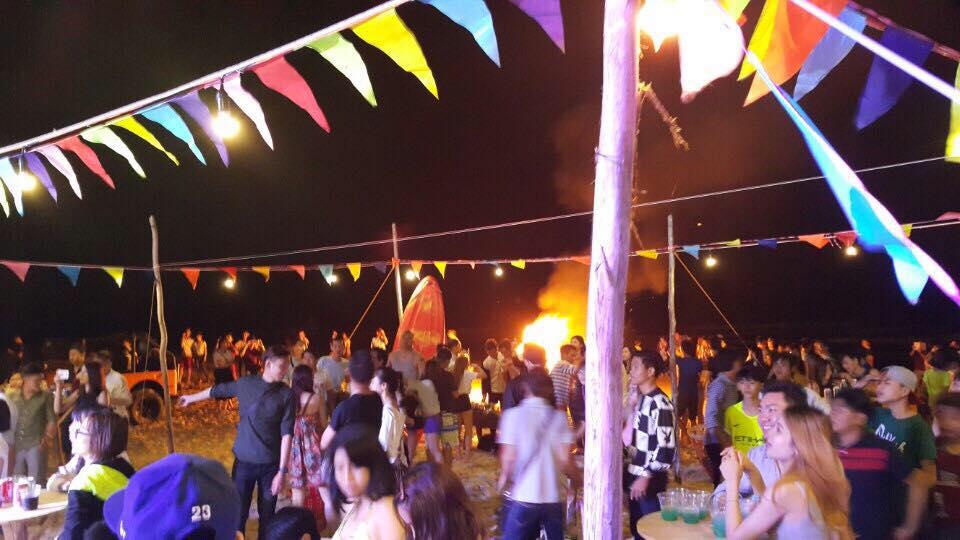 Không khi sôi động vào buổi tối. Ảnh: FB Cocobeachcamp